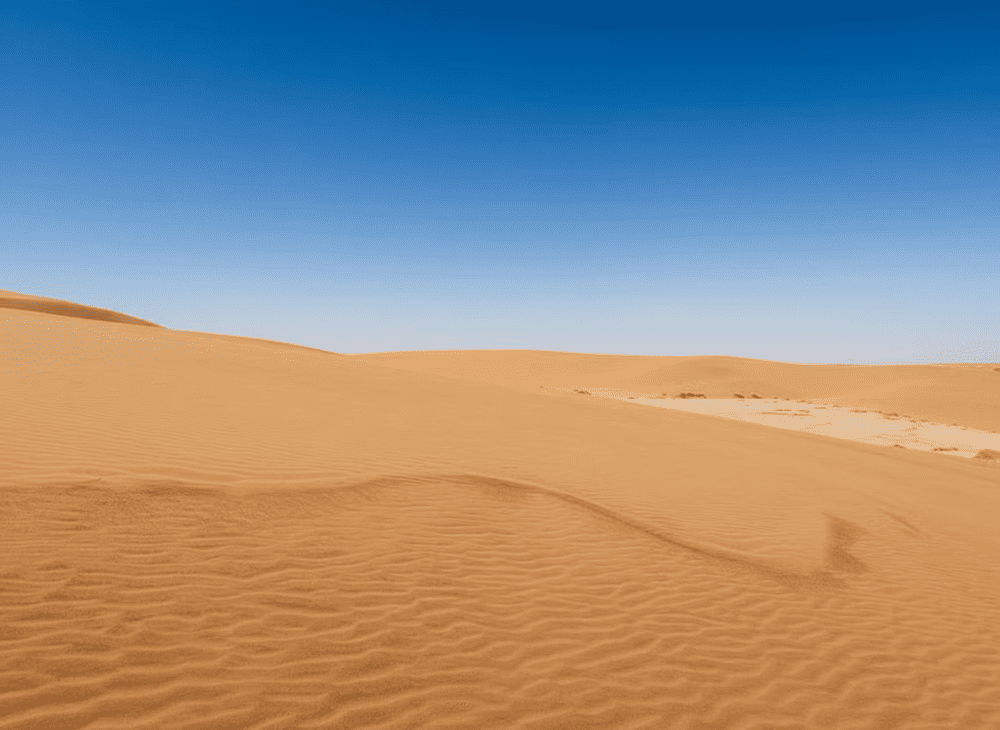 Các đồi cát liên tục thay đổi hình dạng tùy theo gió thổi